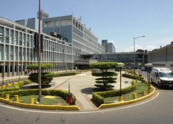 HOSPITAL UNIVERSITARIO DE MARACAIBO: Realizan trabajos de mantenimiento preventivo y correctivo, a los tanques criogénicos del centro de salud.