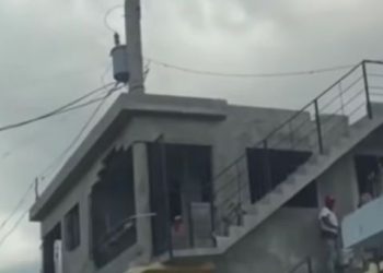 Construyen una casa y usaron el poste de luz como una de las columnas en República Dominicana