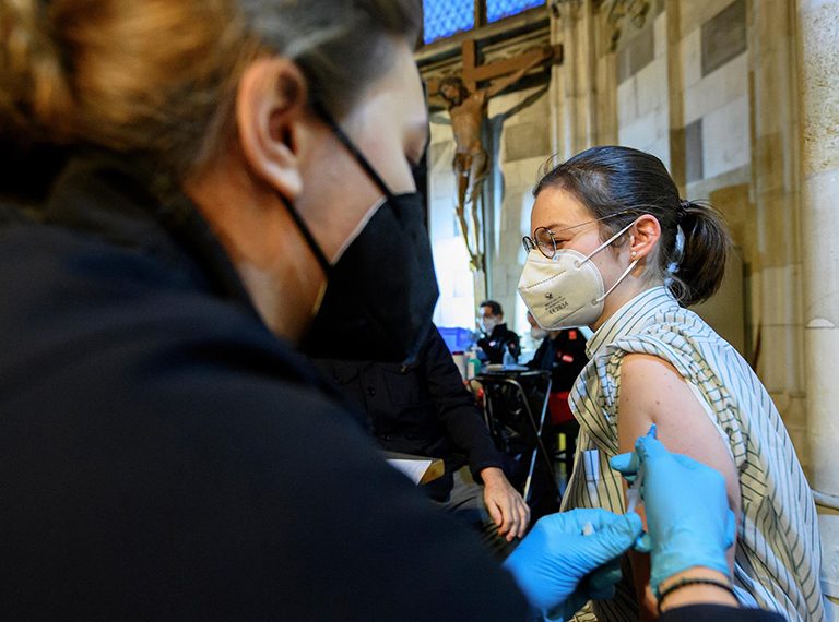 Entra en vigor vacunación obligatoria contra el covid-19 en Austria