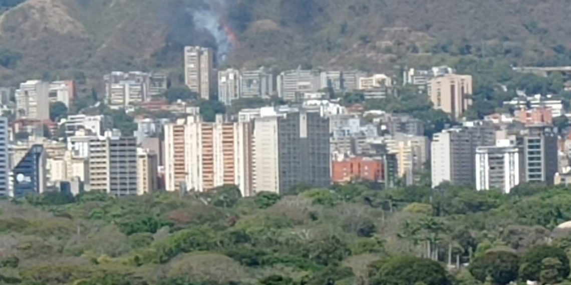 Vecinos reportaron un incendio en El Ávila, específicamente entre La Castellana y Altamira en Caracas (+ Resúmen Informativo)