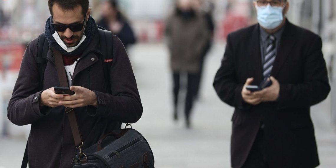 La mascarilla dejará de ser obligatoria en exteriores para los europeos esta semana