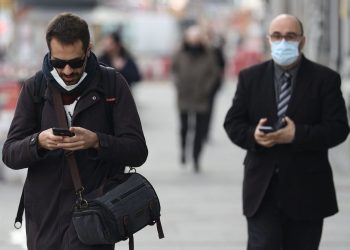 La mascarilla dejará de ser obligatoria en exteriores para los europeos esta semana