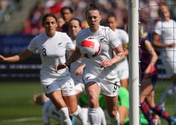 Jugadora de Nueva Zelanda marca un ‘hat trick’ en propia puerta y las redes no la perdonan