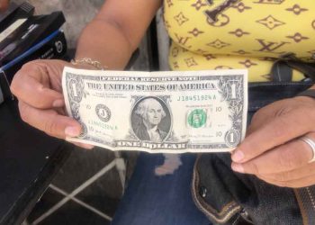 Los remates de “todo a un dólar” soportan la economía popular en Caracas