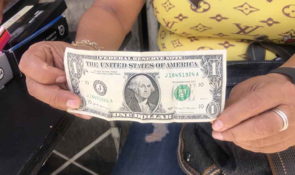 Los remates de “todo a un dólar” soportan la economía popular en Caracas