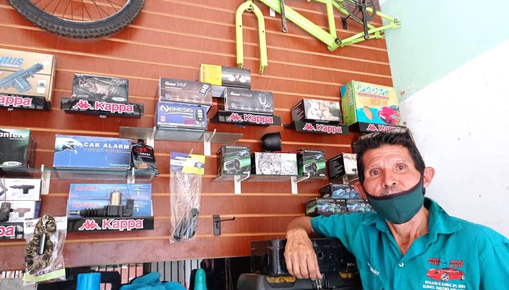 FIRI FIRI: El flaco del concesionario de Bicicletas y Autoperiquitos de la Ciudad