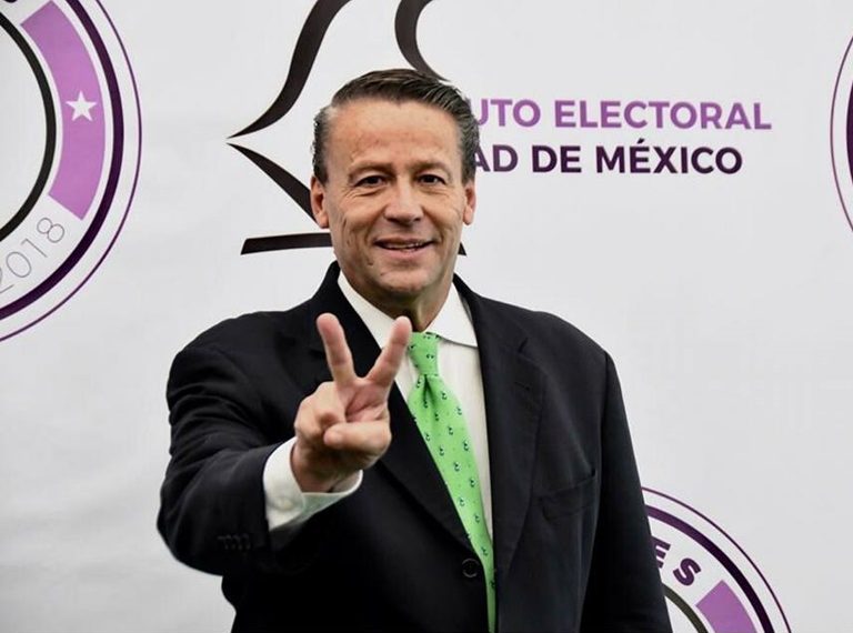 Alfredo Adame pedirá en adopción a la hija de la pareja que lo atacó