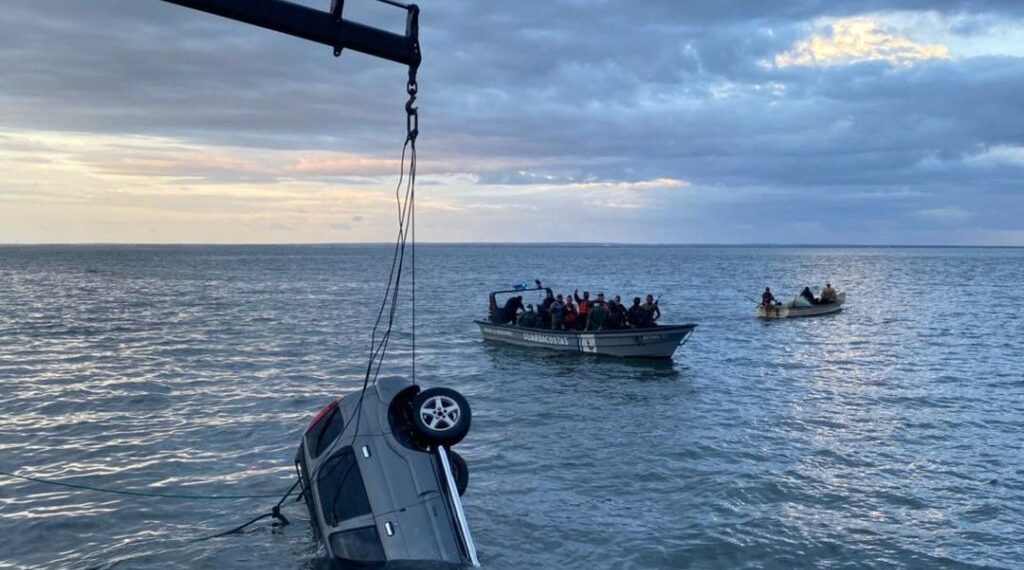 Cae un carro al Lago de Maracaibo desde «La Vereda del Lago» + ( fotos)