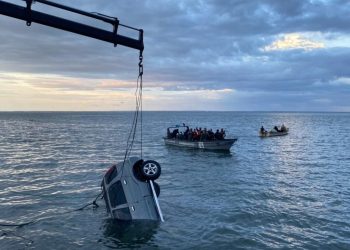 Cae un carro al Lago de Maracaibo desde «La Vereda del Lago» + ( fotos)