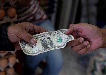 Pagar en dólares saldrá caro: AN aprueba nuevo impuesto