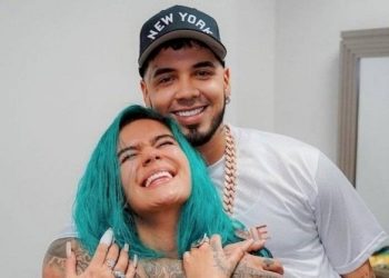 Anuel se cubre el tatuaje de la espalda con la cara de Karol G