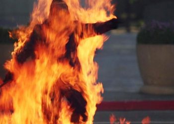 Localizan el cadáver de un hombre parcialmente quemado en la Autopista Regional del Centro