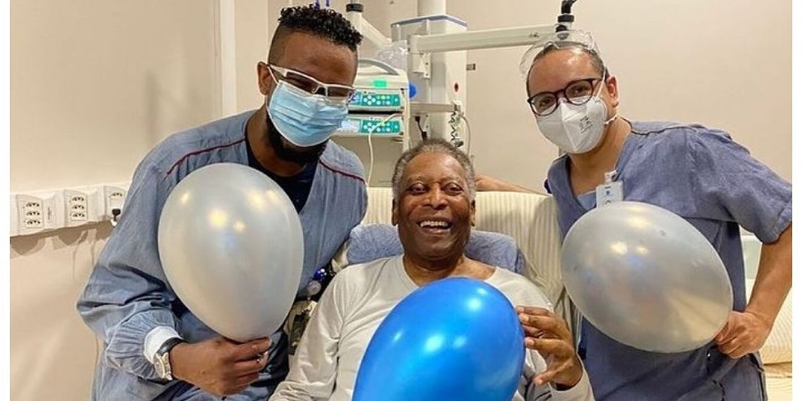 Pelé volvió al hospital para continuar tratamiento por un tumor en el colon