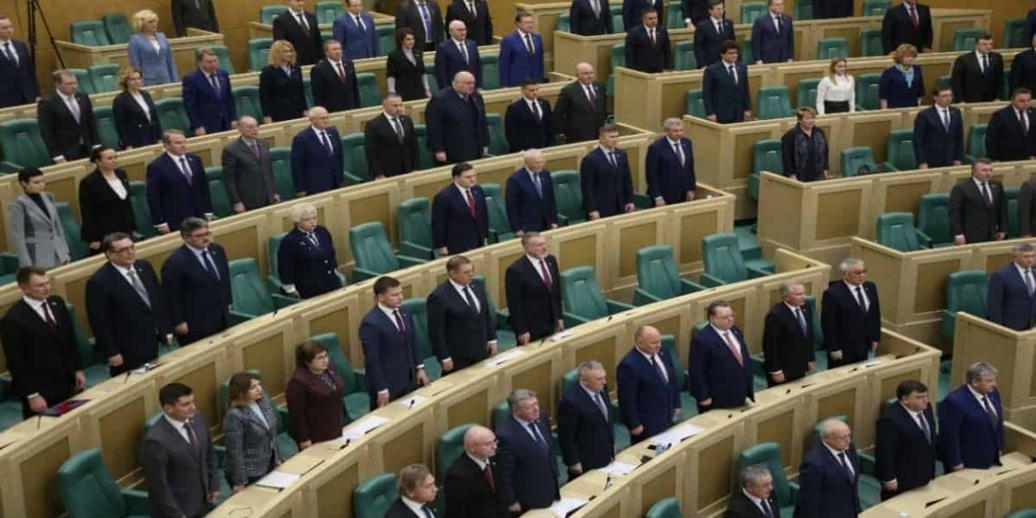 Senado ruso autoriza enviar tropas de apoyo a territorios separatistas de Ucrania