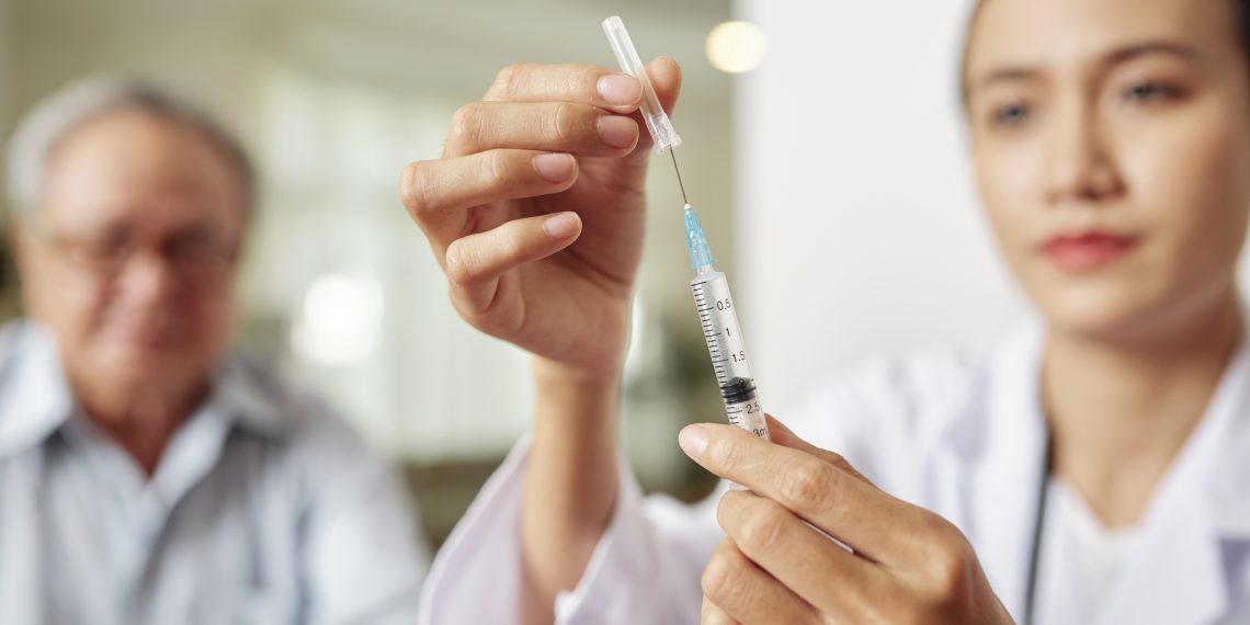 Rechazo a las vacunas contra el Covid-19 puede originarse por traumas en la infancia