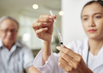 Rechazo a las vacunas contra el Covid-19 puede originarse por traumas en la infancia