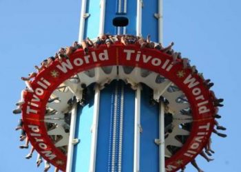 Un chico de 14 años muere en la torre de caída libre más alta del mundo