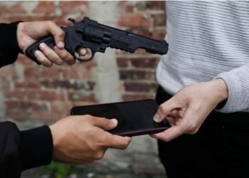 Le quitaron el teléfono a un adolescente y asesinó a su madre y hermano