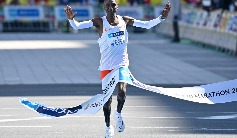 Atletas kenianos ganan Maratón de Tokio de este año