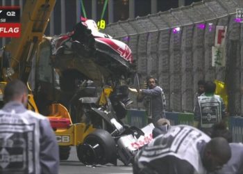 FÓRMULA 1 GP DE ARABIA SAUDITA: El automóvil de Mick Schumacher se partió en dos