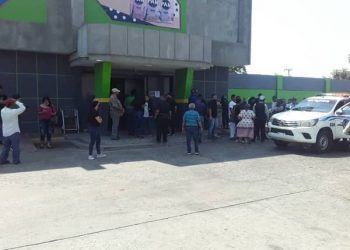 LANZAN GRANADA EN FIORELLA LA CURVA: 5 Heridos