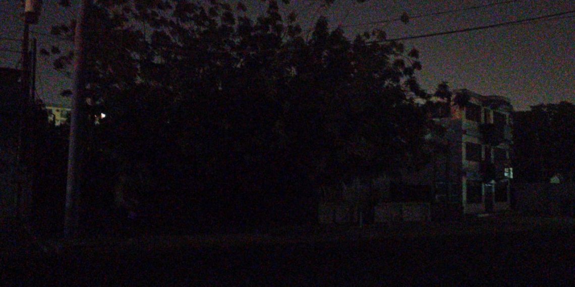 Vecinos de Amparo esperan ayuda con el transformador dañado