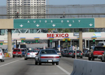 Estadounidenses cruzan frontera de México para llenar sus tanques de gasolina