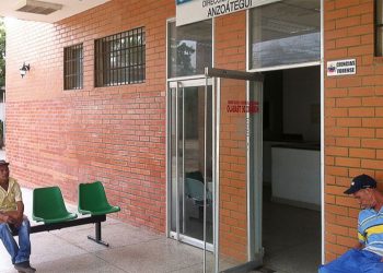 Mujer muere al pisar un cable de alta tensión