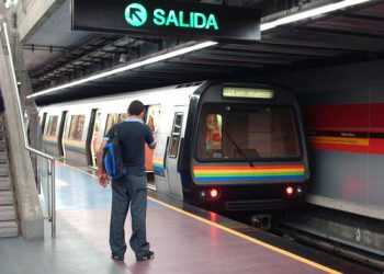 Bomberos atienden a hombre arrollado en el Metro de Caracas