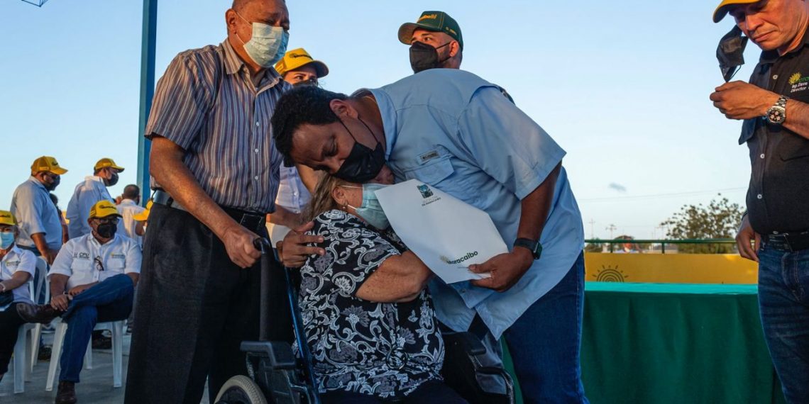 Alcalde Rafael Ramírez entrega 302 nomenclaturas en Villa Baralt