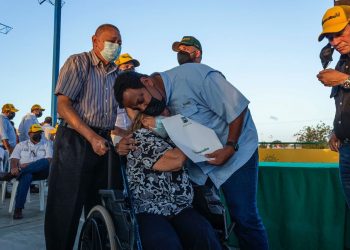 Alcalde Rafael Ramírez entrega 302 nomenclaturas en Villa Baralt