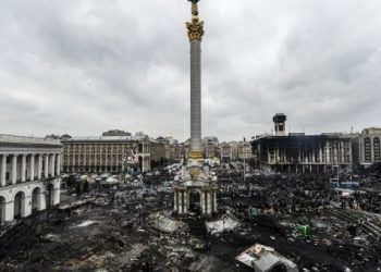 Vea el impactante momento de un ataque ruso a un edificio en Járkov (+Video)