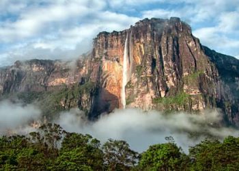 CAE AGUA A CÁNTAROS: Vea como está el Salto Ángel en este momento  (+Video)