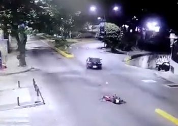 HACEN VOLAR A MOTORIZADO EN CARACAS: Chofer del automóvil se dio a la fuga  (+VIDEO)