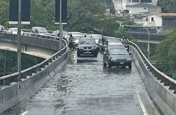 TARDE DE LLUVIA EN CARACAS: Anegada la rampa del distribuidor Prados del Este (+TWEET)