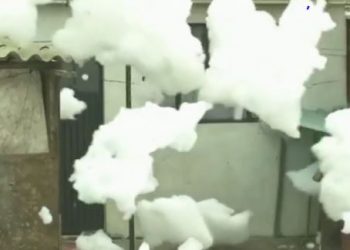 Nube de espuma tóxica recorre las calles