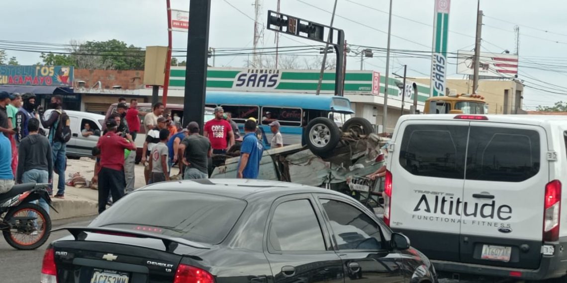 Camioneta choca contra gandola en la limpia
