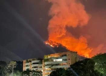 El Ávila arde en llamas