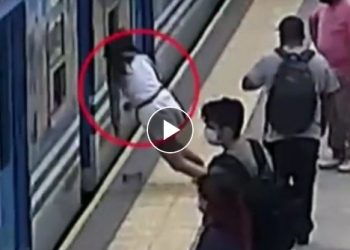 VIDEO SORPRENDENTE: Una mujer cae debajo de un tren y sobrevive