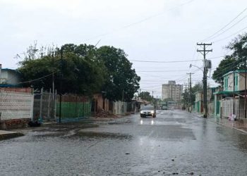 FUERTE LLUVIA CAE SOBRE MARACAIBO: Comienza la semana bajo el agua