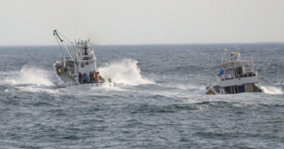 Autoridades continúan buscando a 15 pasajeros del barco naufragado en Japón