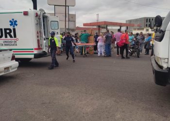 HAY UN HERIDO: Motorizado choca contra camioneta  y sale disparado en la fusta