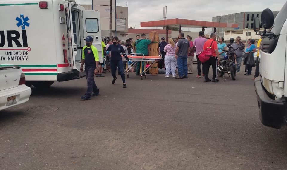 HAY UN HERIDO: Motorizado choca contra camioneta  y sale disparado en la fusta
