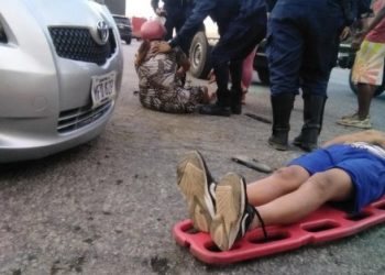 Colisión entre carro y un moto deja a dos personas en el pavimento