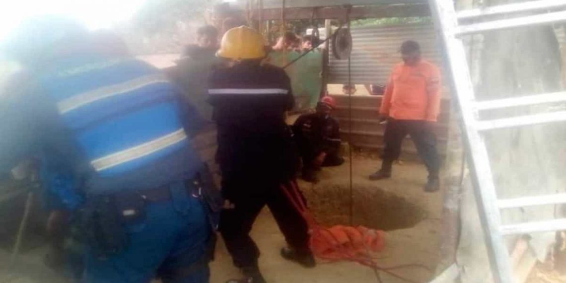 Un policía cae en pozo séptico