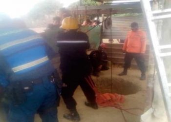 Un policía cae en pozo séptico