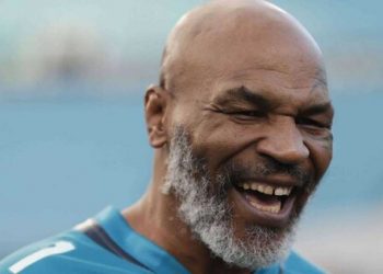 Mike Tyson golpea a un fanático pasajero dentro de un avión en EE. UU.