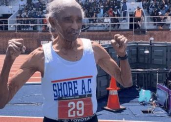 ¡Increíble! Hombre de 100 años compite en carrera de 100 metros