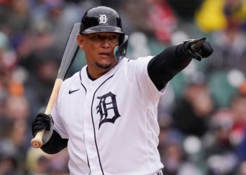 Venezolano Miguel Cabrera llega a 505 jonrones y supera a Murray en la MLB