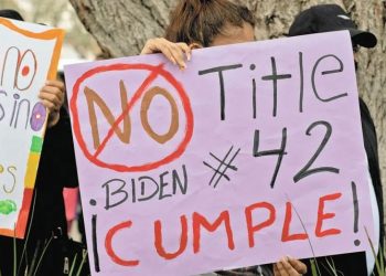 Migrantes hacen protesta en frontera en Estados Unidos por el Título 42